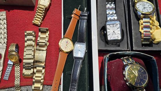 지난 18일 열린 충남 태안 오일장에서 전직 대통령 기념시계 등을 판매하는 골동품 점포. 신진호 기자