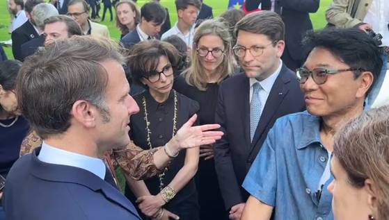 에마뉘엘 마크롱 프랑스 대통령과 만난 이수만 A2O엔터테인먼트 키 프로듀서 겸 비저너리 리더. 사진 A2O 엔터테인먼트