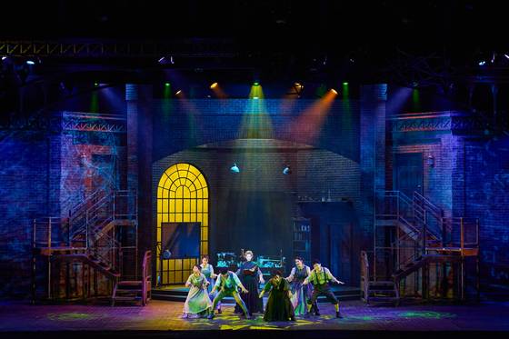 과학자 마리 퀴리의 생애를 그린 국내 창작 뮤지컬 '마리 퀴리'의 지난해 공연 모습. 사진 라이브