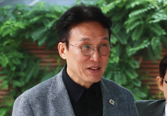 김민석 국무총리 후보자가 18일 서울 종로구 통의동 금융감독연수원에 마련된 청문회 준비단 사무실로 출근하고 있다. 연합뉴스