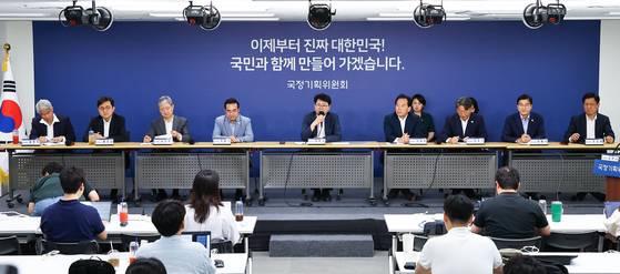 이한주 국정기획위원장(가운데)이 22일 정부서울청사 창성동 별관 브리핑실에서 기자간담회를 하고 있다. 김종호 기자