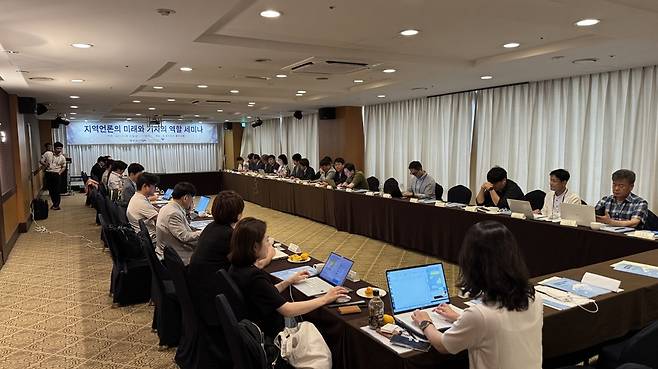 한국기자협회는 20일 제주시 오션스위츠 제주호텔에서 ‘지역 언론의 미래와 기자의 역할’을 주제로 임원 세미나를 열었다. /한국기자협회