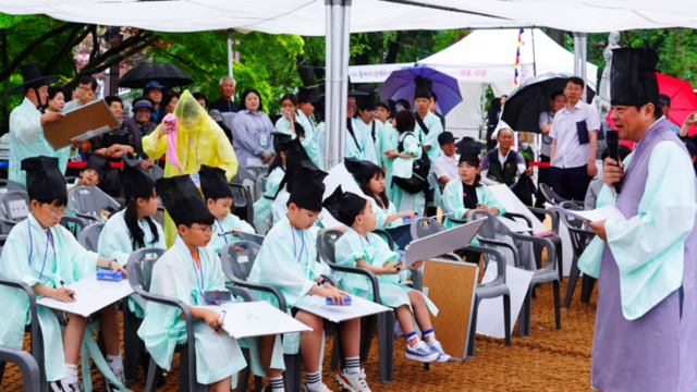 ▲ 태백문화재단이 주최한 ‘태백풍류-북새통’이 21일부터 22일까지 2일간 황지연못 일원에서 열려 태백지역의 풍년을 기원하는 제례행사인 ‘용신제’를 비롯, 개막식과 공연, 청소년 한자왕 선발대회, 성년의식례 등 다채로운 전통문화행사가 진행됐다.