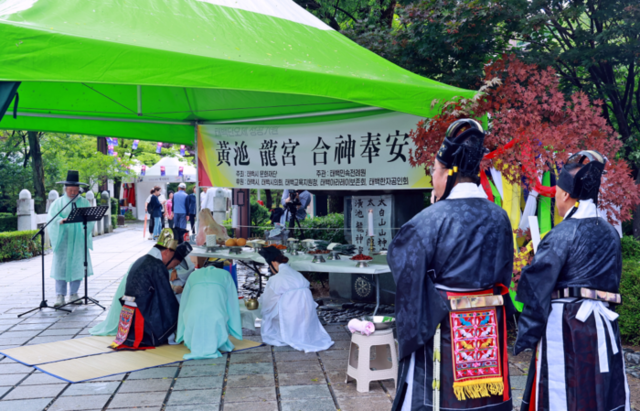 ▲ 태백문화재단이 주최한 ‘태백풍류-북새통’이 21일부터 22일까지 2일간 황지연못 일원에서 열려 태백지역의 풍년을 기원하는 제례행사인 ‘용신제’를 비롯, 개막식과 공연, 청소년 한자왕 선발대회, 성년의식례 등 다채로운 전통문화행사가 진행됐다.