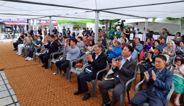 ▲ 태백문화재단이 주최한 ‘태백풍류-북새통’이 21일부터 22일까지 2일간 황지연못 일원에서 열려 태백지역의 풍년을 기원하는 제례행사인 ‘용신제’를 비롯, 개막식과 공연, 청소년 한자왕 선발대회, 성년의식례 등 다채로운 전통문화행사가 진행됐다.