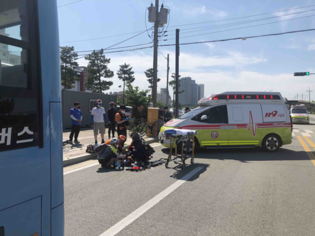 ▲ 22일 오전 9시 24분쯤 강릉시 강문동에서는 버스와 자전거가 부딪히는 사고가 났다. 강원소방본부 제공