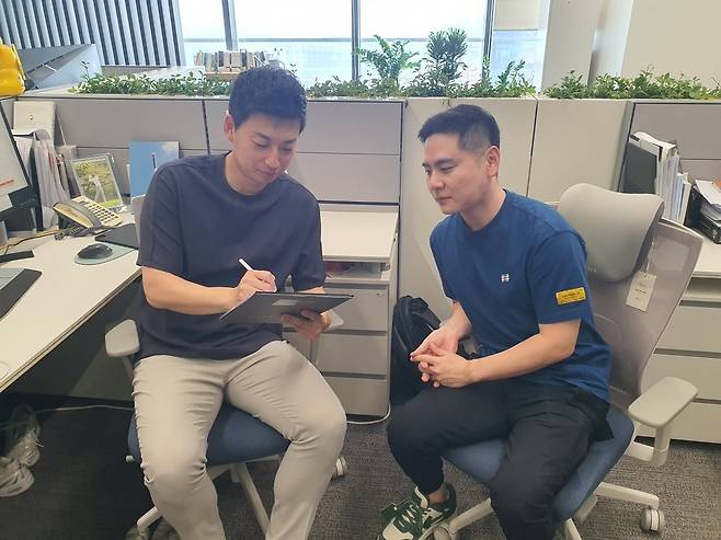 최태환 수석(왼쪽)과 김민겸 상무가 투자사 관리에 대한 논의를 하고 있다. 윤현주 기자