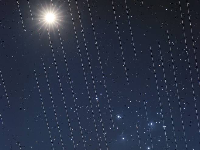 2021년 독일 상공에서 찍은 밤하늘 사진. 사진 전체에 그어져 있는 직선은 스타링크 용도 위성이 지구 궤도를 돌며 만든 궤적이다. 밤하늘 사진에 이렇게 인공 물체가 찍히면 천체 관측 자료로서의 가치가 떨어진다. 국제천문연맹(IAU) 제공