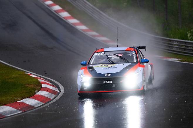 ‘2025 뉘르부르크링 24시 내구레이스’ TCR 클래스에 출전한 현대자동차 유럽팀의 830번 ‘엘란트라 N TCR’ 경주 차량의 모습. 현대차그룹 제공