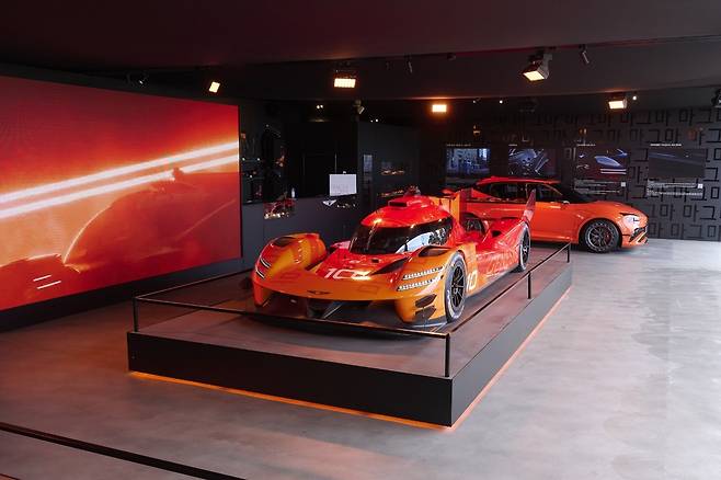 ‘르망 24시’ 현장의 제조사 빌리지에 차린 제네시스 전시 부스 모습. 현대차그룹 제공