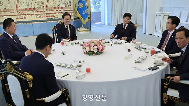 이재명 대통령이 22일 서울 한남동 관저에서 여야 지도부와 오찬 회동을 하고 있다. 대통령실사진기자단