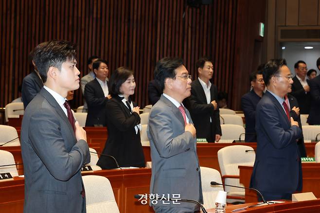국민의힘 김용태 비상대책위원장, 송언석 원내대표를 비롯한 소속 의원들이 20일 국회에서 열린 긴급의원총회에서 국민의례를 하고 있다. 박민규 선임기자