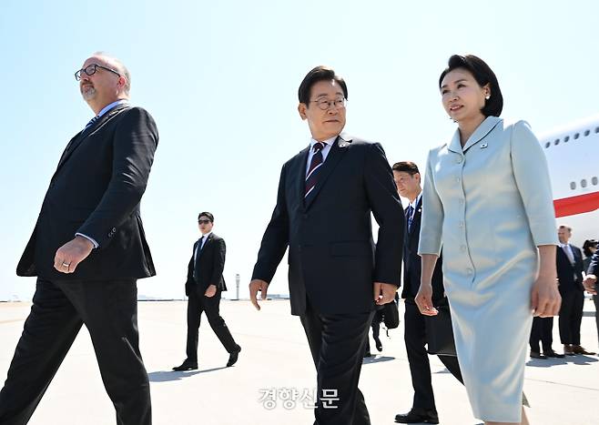 이재명 대통령과 김혜경 여사가 지난 16일 (현지시간)  주요 7개국(G7) 정상회의에 참석하기 위해 캐나다 캘거리공항에 도착해 차량으로 이동하고 있다. 김창길 기자