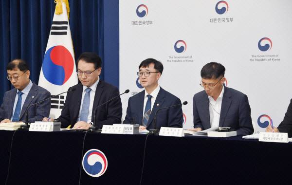 기획재정부 임기근(왼쪽에서 세 번째) 2차관 등이 지난 18일 정부세종청사에서 브리핑을 갖고 ‘새정부 추가경정예산안’의 주요 내용을 설명하고 있다. 기재부 제공