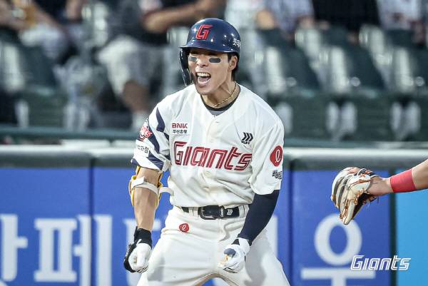 22일 삼성과 마지막 대결을 앞두고 롯데 김태형 감독이 김동혁을 향한 칭찬을 아끼지 않았다. 다만 타격 능력 향상이라는 과제를 부여했다. 사진은 지난 18일 적시타를 친 김동혁이 환호하는 모습. 롯데 자이언츠 제공