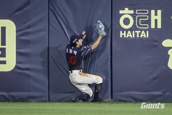 롯데 김동혁은 최근 호수비로 각광받는다. 사진은 지난 8일 두산전에서 이른바 ‘슈퍼 캐치’를 성공한 모습. 롯데 자이언츠 제공