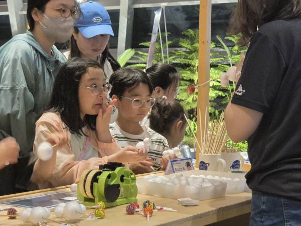 22일 부산과학문화거점센터가 영화의전당 하늘연극장 로비에 마련한 무게 중심 원리 체험 미션 현장. 부산과학기술협의회 제공