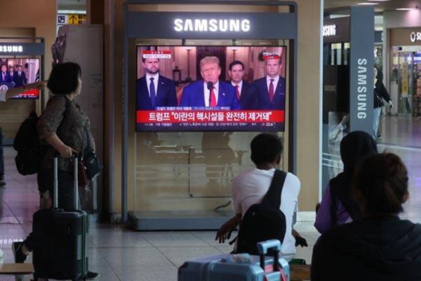22일 서울역 대합실에서 시민들이 이란 공습 관련 미국 트럼프 대통령의 대국민 연설 방송을 시청하고 있다. 연합뉴스
