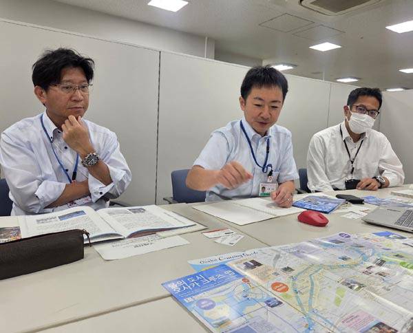 오사카시 안도 다이스케(왼쪽) 하천과장 등 관계자들이 오사카 크루즈에 대해 설명하는 모습. 박호걸 기자