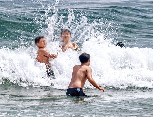 22일 부산 해운대구 해운대해수욕장을 찾은 관광객들이 물놀이를 즐기고 있다. 부산 7개 해수욕장 중 해운대·송정해수욕장은 지난 21일 개장했고, 광안리·송도·다대포·일광·임랑해수욕장은 다음 달 1일부터 피서객을 맞는다.   이원준 기자 windstorm@kookje.co.kr