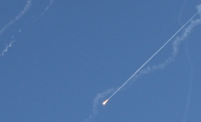 22일(현지시간) 예루살렘 상공에 보이는 탄도미사일을 요격하려는 이스라엘의 미사일 방어 시도. 연합뉴스&nbsp;