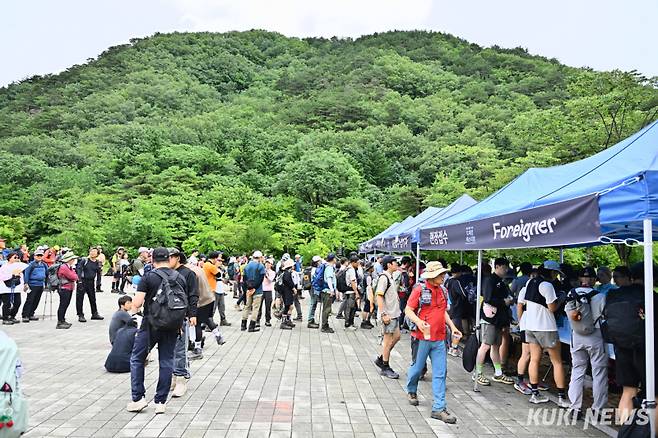 21일부터 22일까지 이틀 간 진행된 2025 설악 국제 트레킹 페스티벌, 현장 접수처 모습. 속초시