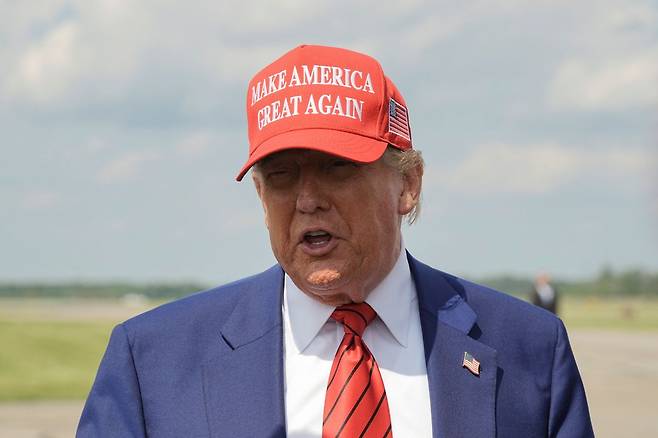 도널드 트럼프 미국 대통령이 지난 20일(현지시간) 뉴저지주 모리스타운 공항에서 취재진과 질의응답을 하고 있다. 연합뉴스
