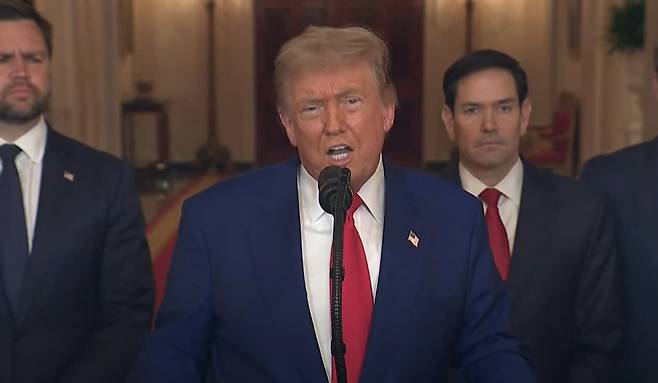 21일(현지시간) 미국 도널드 트럼프 미국 대통령이 이란의 핵무기 시설을 공습한 뒤 대국민 연설을 하고 있다. 월스트리트저널