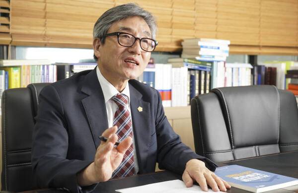 유봉성 경기중앙지방법무사회 회장이 경기일보와의 인터뷰를 진행하고 있다. 홍기웅기자