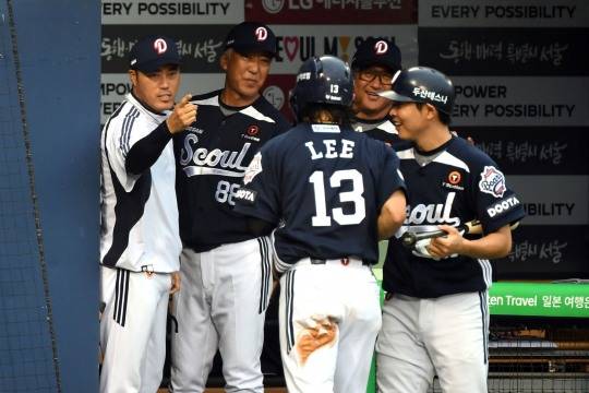 두산 더그아웃. 사진[연합뉴스]