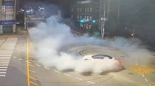 한밤중 도로에서 드리프트를 하고 있는 민폐 장면 [사진출처=원주경찰서]