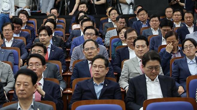 지난 9일 국회에서 열린 국민의힘 의원총회에서 의원들이 지도부의 발언을 듣고 있다. [연합뉴스]