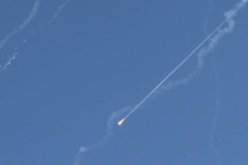 22일(현지시간) 예루살렘 상공에 보이는 탄도미사일을 요격하려는 이스라엘의 미사일 방어 시도. EPA 연합