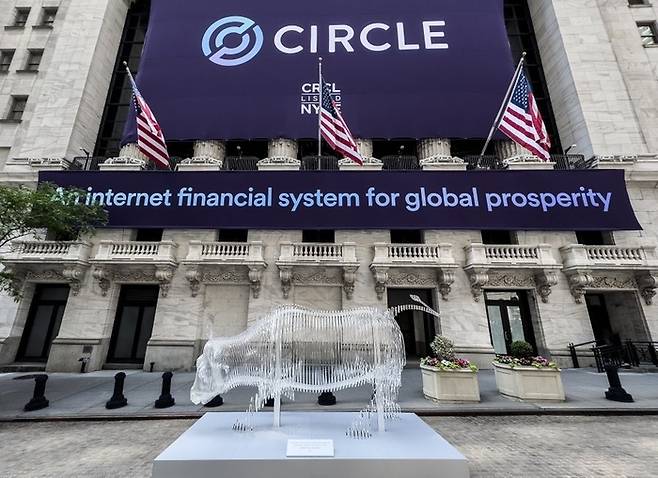 달러 스테이블코인 USDC를 발행하는 서클이 5일(현지시간) 상장 이후 상승 흐름을 이어가고 있다. <사진=서클 공식 X 계정>