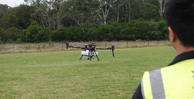 XAG오스트레일리아 소속 드론 조종사가 드론을 이륙시키고 있다.