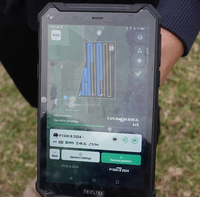 P150 드론의 작업 상황을 한 눈에 확인할 수 있는 단말기 화면. 조종사 위치, 드론 위치, 작업 지역, 작업 진척률 등이 표시돼 있다.