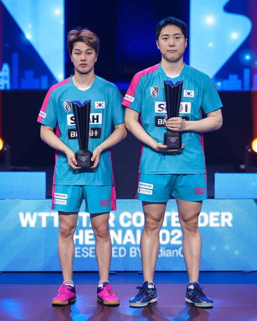 세계 1위 르브룅 형제를 꺾은 안재현(왼쪽)·임종훈 조.  WTT 홈페이지 캡처