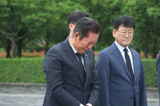 정청래 더불어민주당 의원이 지난 21일 경남 김해 봉하마을을 찾아 노무현 전 대통령 묘소를 참배하며 눈물을 흘리고 있다. 정청래 의원실