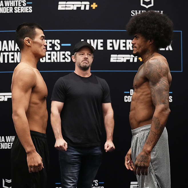 제41회 국제삼보연맹 세계선수권대회 컴뱃 금메달리스트 고석현이 2024년 9월 데이나 화이트 UFC 회장 겸 CEO 주최 유망주 선발대회 Contender Series 시즌8 4주차 메인이벤트 웰터급 계체 통과 후 이고르 파블루 다시우바 카바우칸치와 마주 보고 있다. 사진=TKO