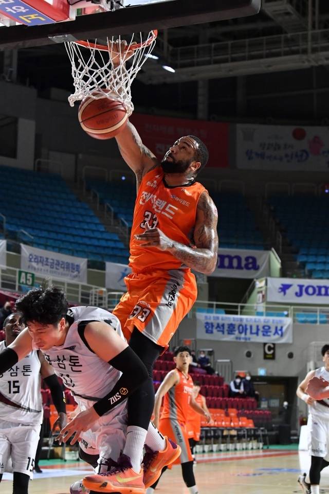 광둥은 현재 베테랑 외국선수 중 한 명인 트로이 길렌워터와의 재계약을 진행 중이다. 제3의 외국선수로 함께하기에 부족함이 없다는 평가다. 사진=KBL 제공