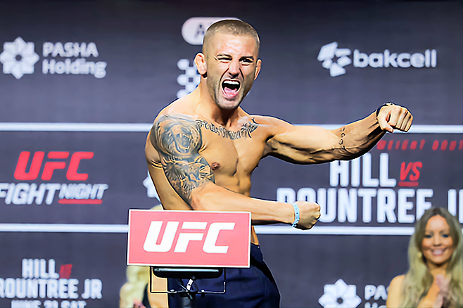 Contender Series 시즌7 출신 오반 엘리엇이 2025년 6월 아제르바이잔 바쿠 크리스털 홀 UFC on ABC 8 공개 계체 행사 촬영에 응하고 있다. 사진=TKO