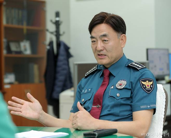 안동현 중부경찰서장이 머니투데이 취재진과 인터뷰를 하고 있다. /사진=김창현 기자.