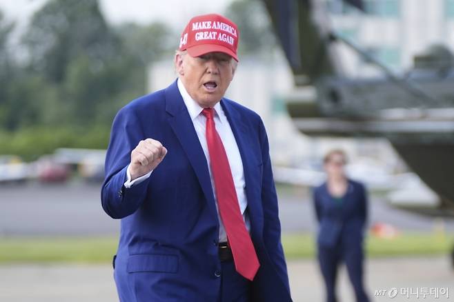 도널드 트럼프 미국 대통령이 21일(현지 시간) 뉴저지주 모리스타운 시립공항에서 전용기 '에어포스원'에 탑승하고 있다. 트럼프 대통령은 이날 소셜미디어를 통해 “이란의 핵 시설 세 곳을 성공적으로 타격했으며 임무를 수행한 항공기들은 이란 영공을 벗어나 귀환 중"이라고 밝혔다. 2025.06.22.