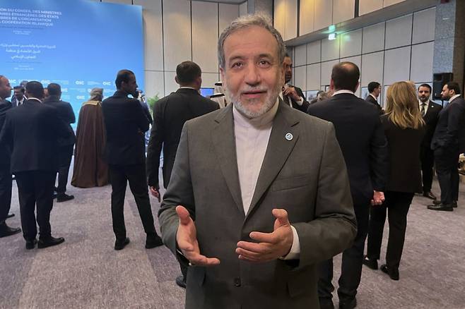 [이스탄불(튀르키예)=AP/뉴시스]압바스 아락치 이란 외무장관이 21일 튀르키예 이스탄불에서 열린 이슬람협력기구(OIC) 외무장관 회의에 도착하면서 기자들에게 이야기하고 있다.  2025.06.21.