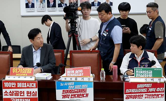 19일 세종시 정부세종청사에서 열린 최저임금위원회 제6차 전원회의에 참석한 류기정 사용자위원(왼쪽)과 류기섭 근로자위원이 회의에 참석하며 이야기를 나누고 있다. 2025.6.19/사진=뉴스1  Copyright (C) 뉴스1. All rights reserved. 무단 전재 및 재배포,  AI학습 이용 금지.