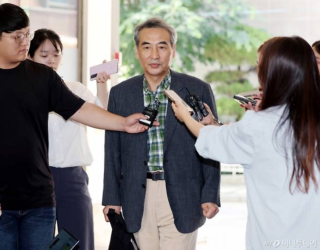 [서울=뉴시스] 김진아 기자 = 윤석열 전 대통령 배우자 김건희 여사 관련 의혹을 수사하는 민중기 특별검사가 22일 서울 서초구 서초동에 마련된 사무실로 출근하던 중 취재진의 질문을 받고 있다. 2025.06.22. bluesoda@newsis.com /사진=김진아