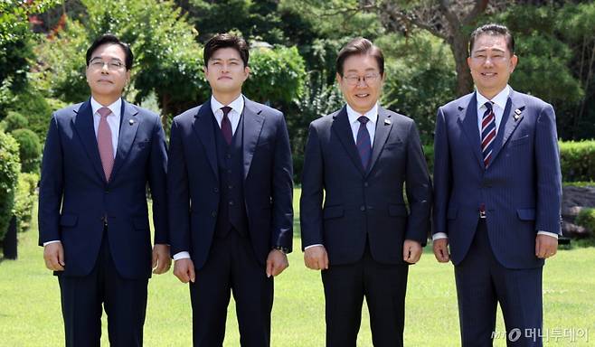 [서울=뉴시스] 최진석 기자 = 이재명 대통령이 22일 한남동 관저에서 여야 지도부와 오찬에 앞서 기념촬영하고 있다. 왼쪽부터 국민의힘 송언석 원내대표, 김용태 비상대책위원장, 이 대통령, 김병기 더불어민주당 당대표 직무대행 겸 원내대표. (대통령실통신사진기자단) 2025.06.22.