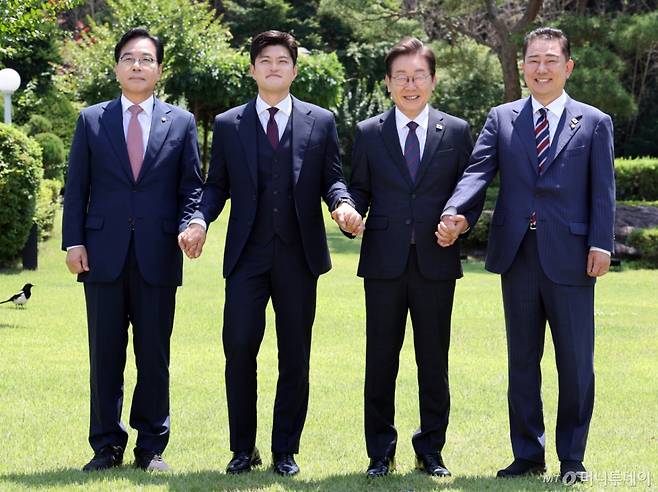 [서울=뉴시스] 최진석 기자 = 이재명 대통령이 22일 한남동 관저에서 여야 지도부와 오찬에 앞서 기념촬영하고 있다. 왼쪽부터 국민의힘 송언석 원내대표, 김용태 비상대책위원장, 이 대통령, 김병기 더불어민주당 당대표 직무대행 겸 원내대표. (대통령실통신사진기자단) 2025.06.22. myjs@newsis.com /사진=최진석