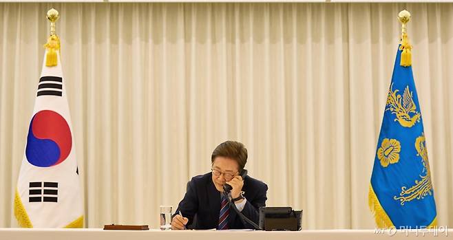 [서울=뉴시스] 이재명 대통령이 6일 서울 한남동 관저에서 도널드 트럼프 미국 대통령과 전화 통화를 하고 있다. (사진=대통령실 제공) 2025.06.06. photo@newsis.com *재판매 및 DB 금지 /사진=