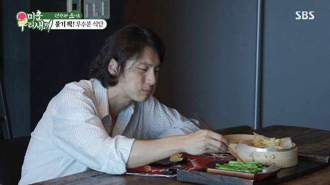 무수분 식단으로 식사하는 윤시윤. /사진=SBS '미운 우리 새끼' 캡처